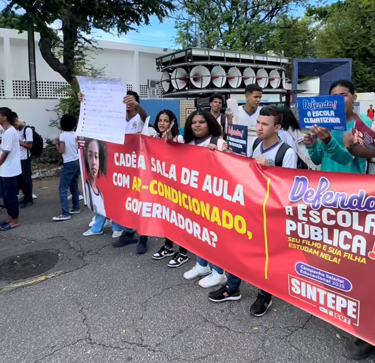 Estudantes protestam contra gestão de Raquel Lyra por caos na educação estadual