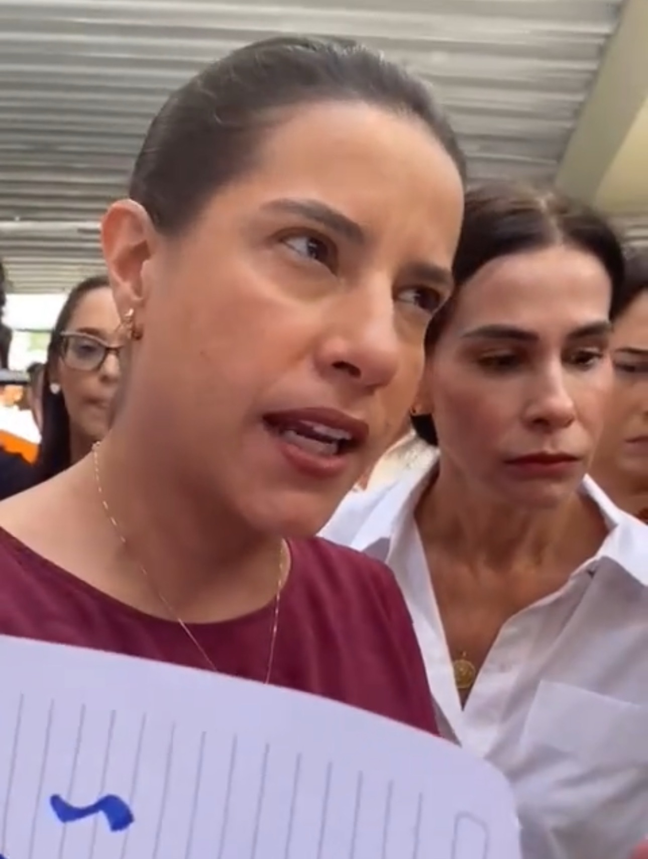 Estudantes pressionam Raquel Lyra por melhorias na Educação durante inauguração em Igarassu