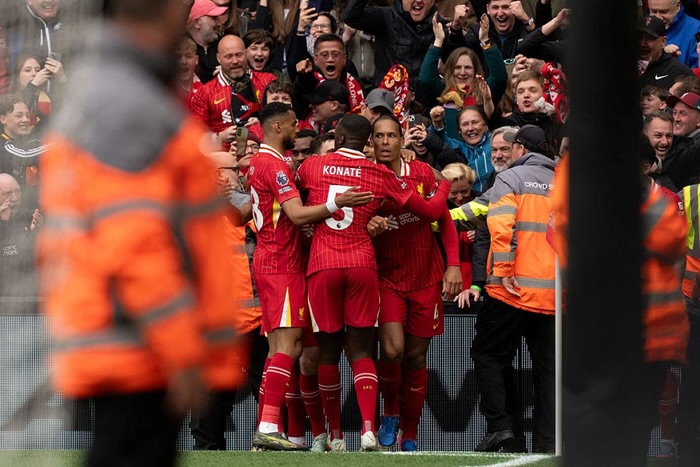 Liverpool vence com gol sofrido e fica a um passo do título da Premier League