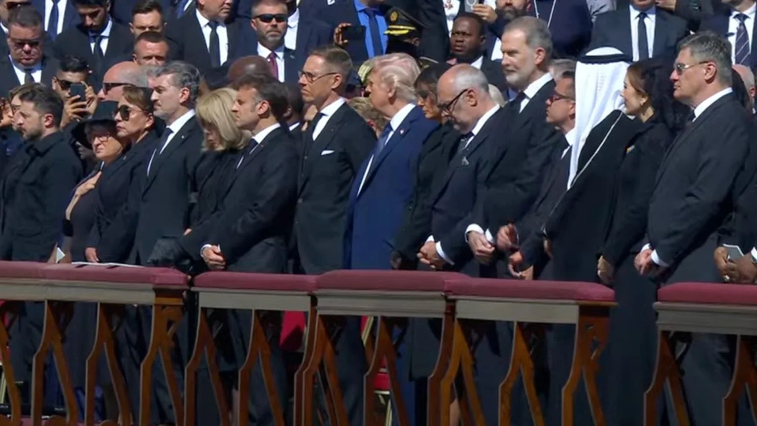 Trump chama atenção ao usar terno azul em funeral do Papa