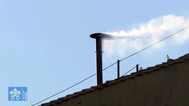 Fumaça branca anuncia: cardeais elegem novo Papa