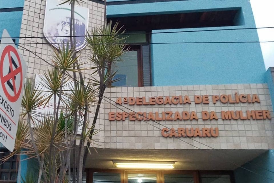 Mulher é presa após bater em filho de 11 meses com cabo e vassoura em Caruaru