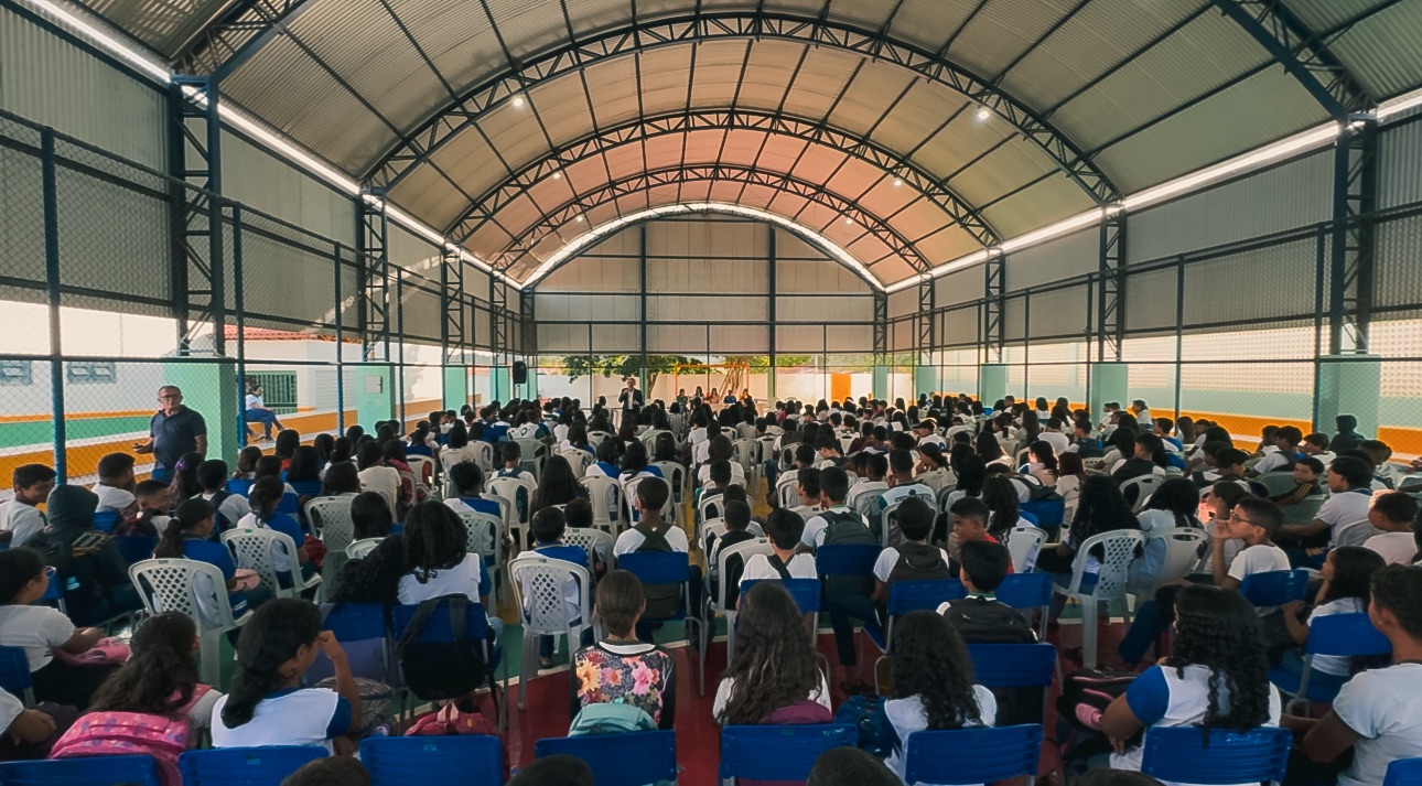 “Não Desperdice Sua Vida”: Psicanalista Salatiel Barros emociona Ipubi com palestra sobre saúde mental