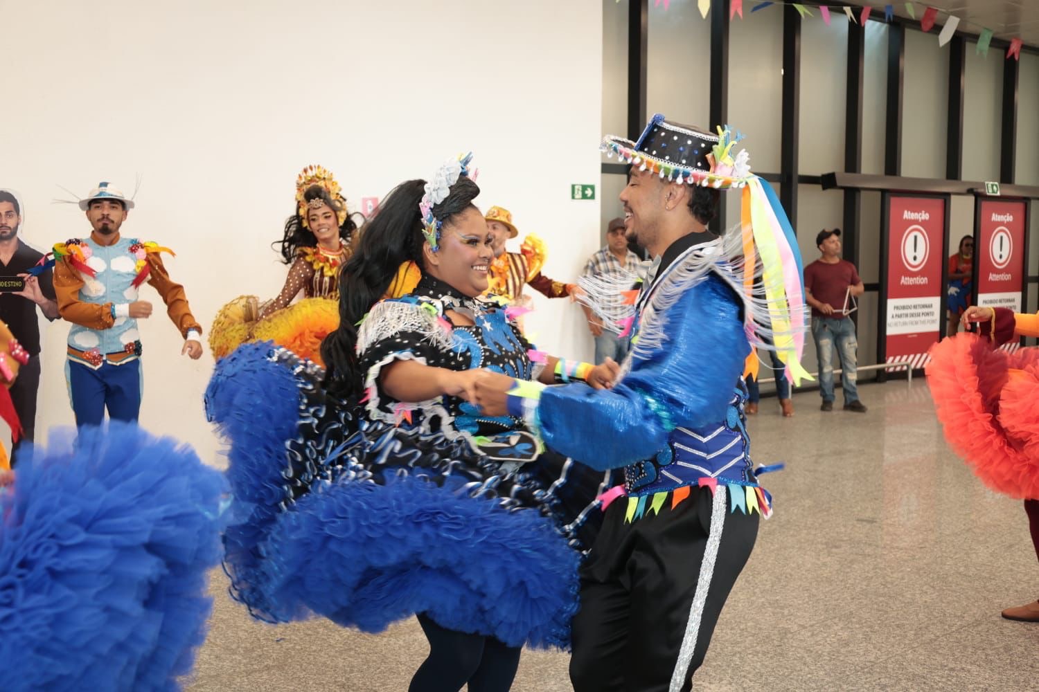 Turistas são recebidos ao som de xote, xaxado e baião no aeroporto de Petrolina