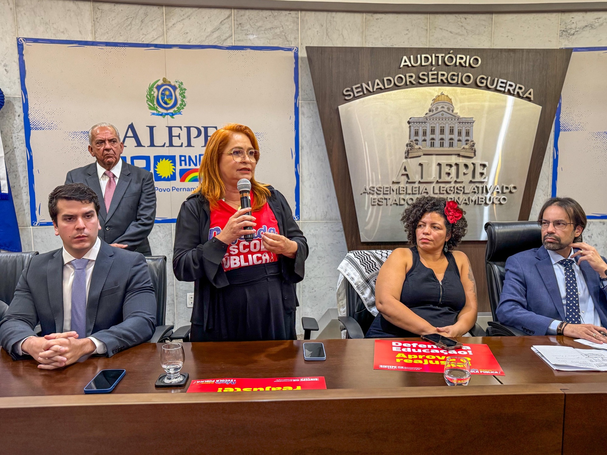 Quebra de braço entre Governo do Estado e Assembleia Legislativa: professores fazem paralisação em meio a embate político