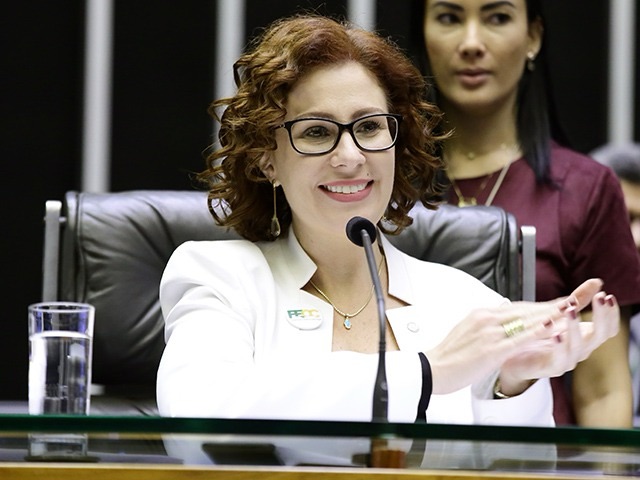 Câmara dos Deputados mantém mandato de Carla Zambelli e envia recado ao STF