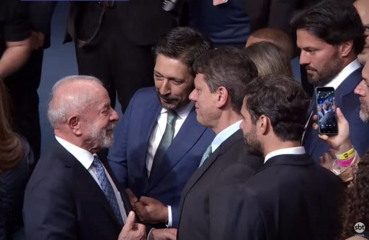 Tarcísio aplaude Moraes, conversa e troca sorrisos com Lula e defende que “debate é na arena política”