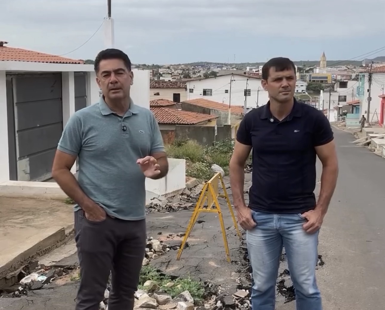 Ex-prefeito Raimundo Pimentel assume culpa por problema crônico em rua de Araripina