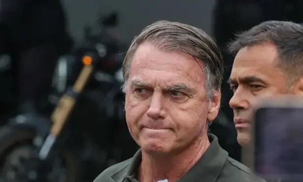 Advogados pedem a Moraes que Nikolas, Sanderson e senadores visitem Bolsonaro