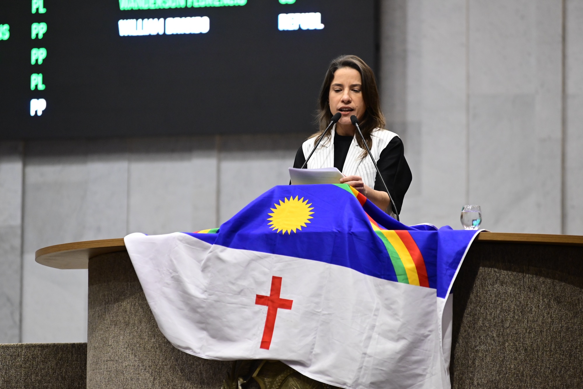 Abertura dos trabalhos na Assembleia Legislativa de Pernambuco é marcada por promessas e vaias do público