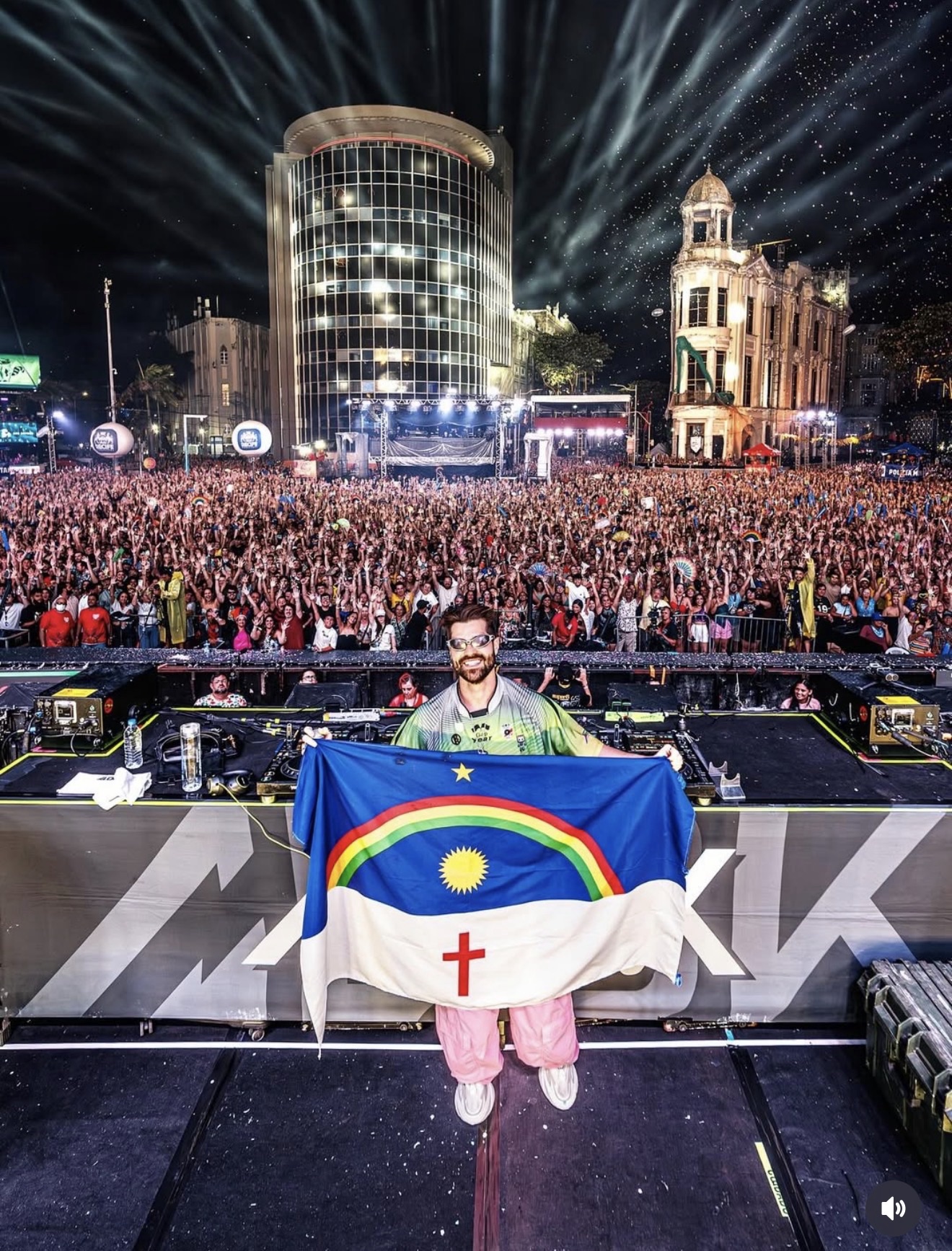 Alok leva multidão ao Marco Zero e destaca força do Carnaval do Recife